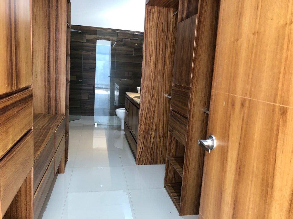 13 of 24: Baño vestidor recámara principal