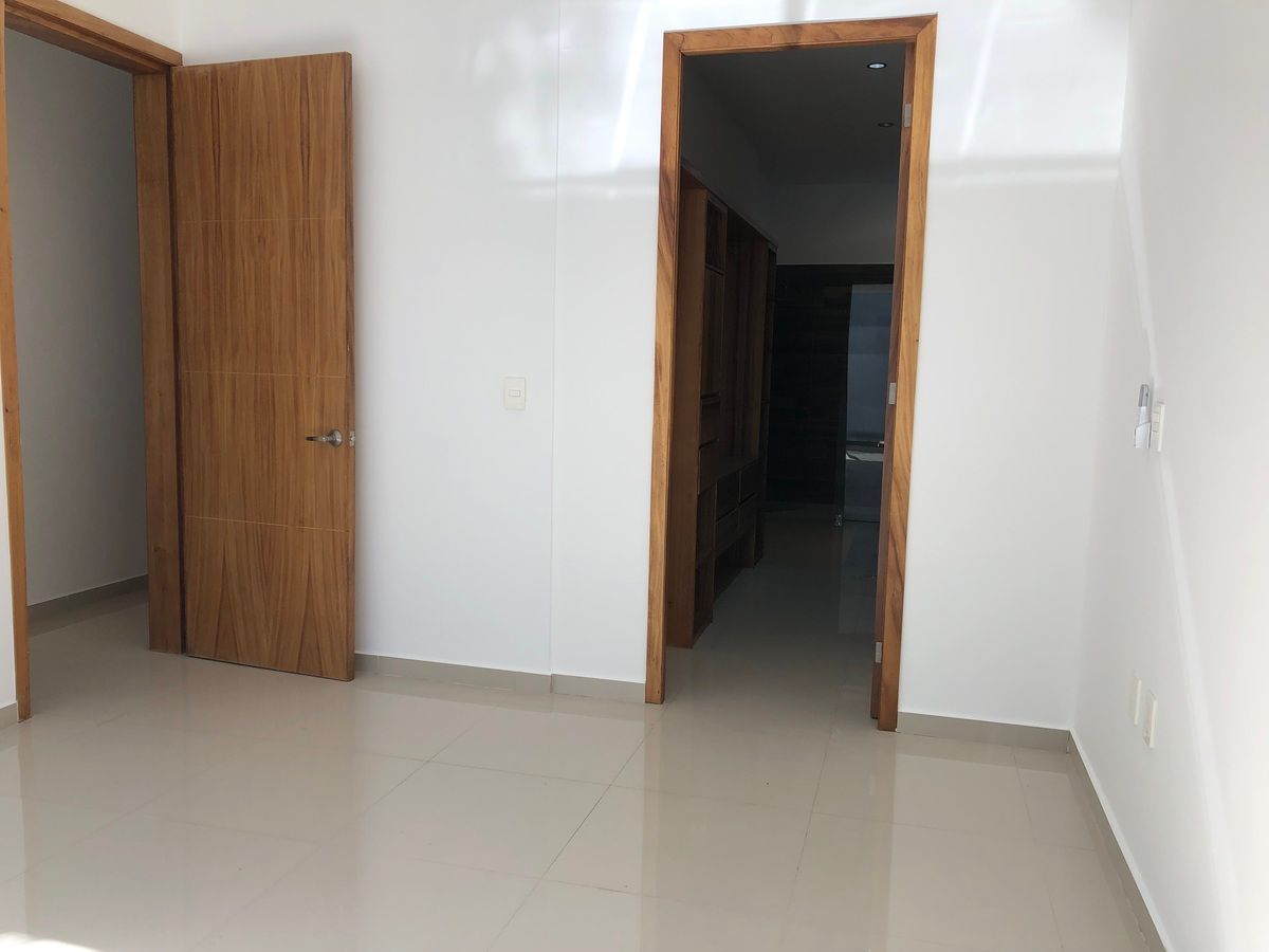 12 of 24: Recámara principal