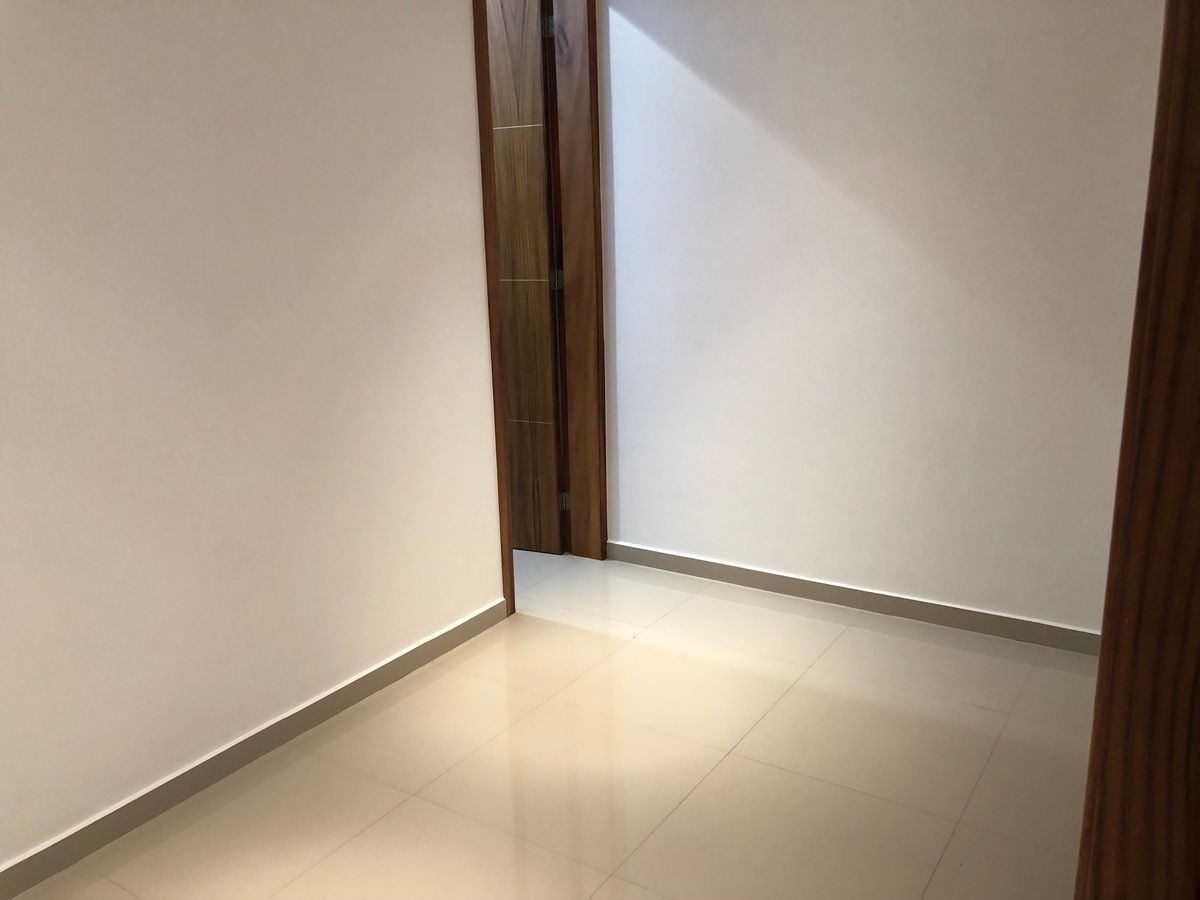 21 of 24: Estudio con baño completo