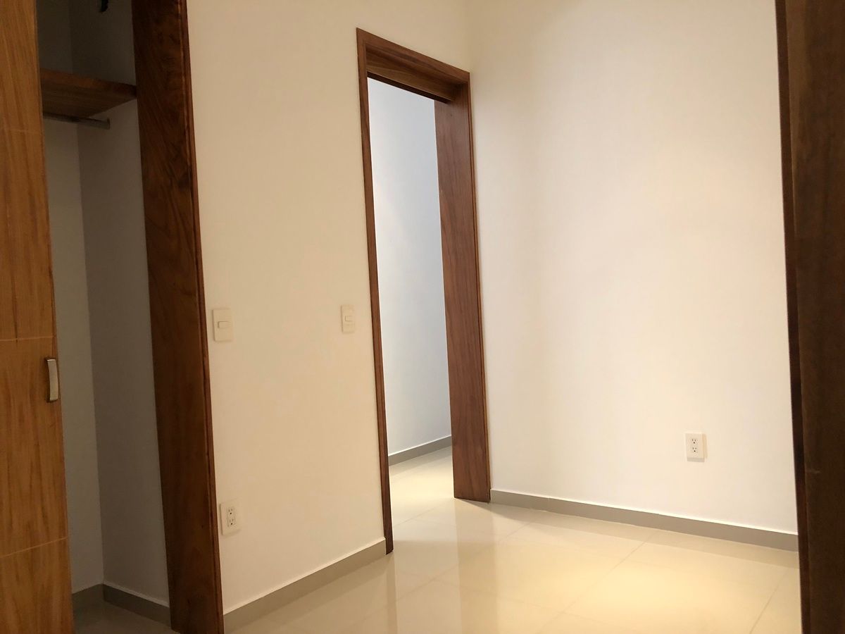 20 of 24: Estudio con baño completo