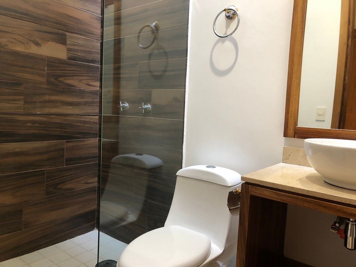 19 of 24: Baño recámara secundaria