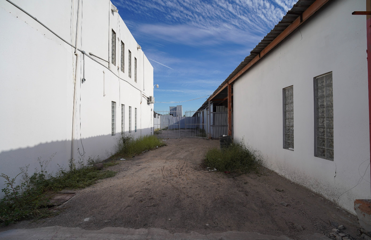 2 de 11: Pasillo desde Boulevard Las Garzas  para bodegas