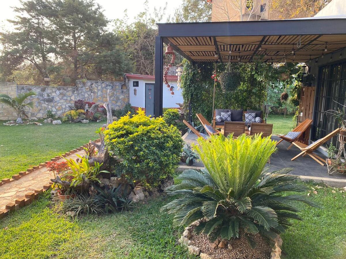 2 of 14: Terraza de sala y comedor