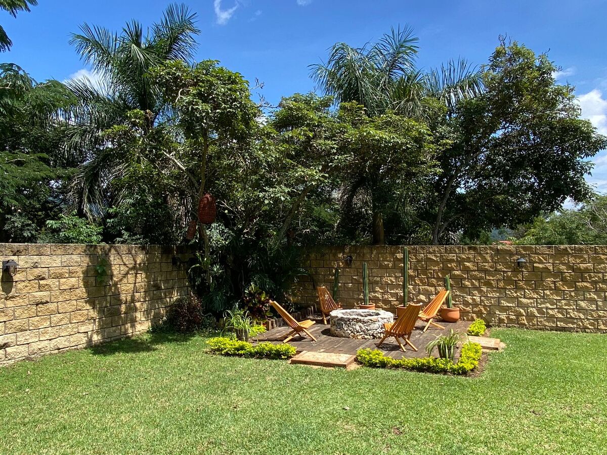 6 of 14: jardín y fogatero