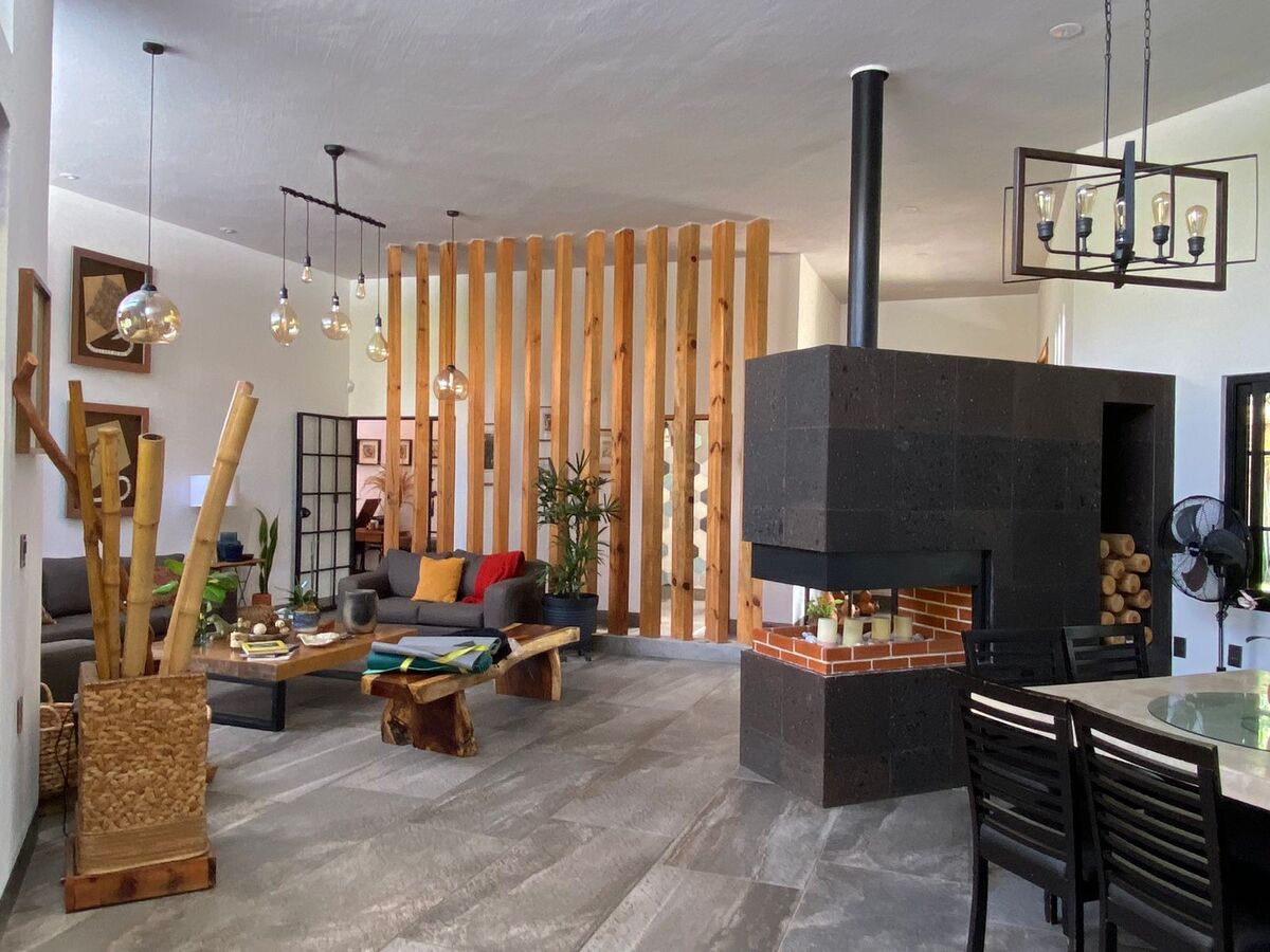 7 of 14: Sala comedor con chimenea