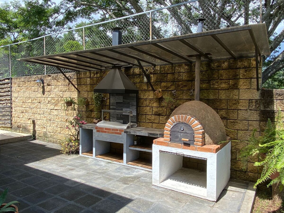 8 of 14: Horno y parrilla argentina