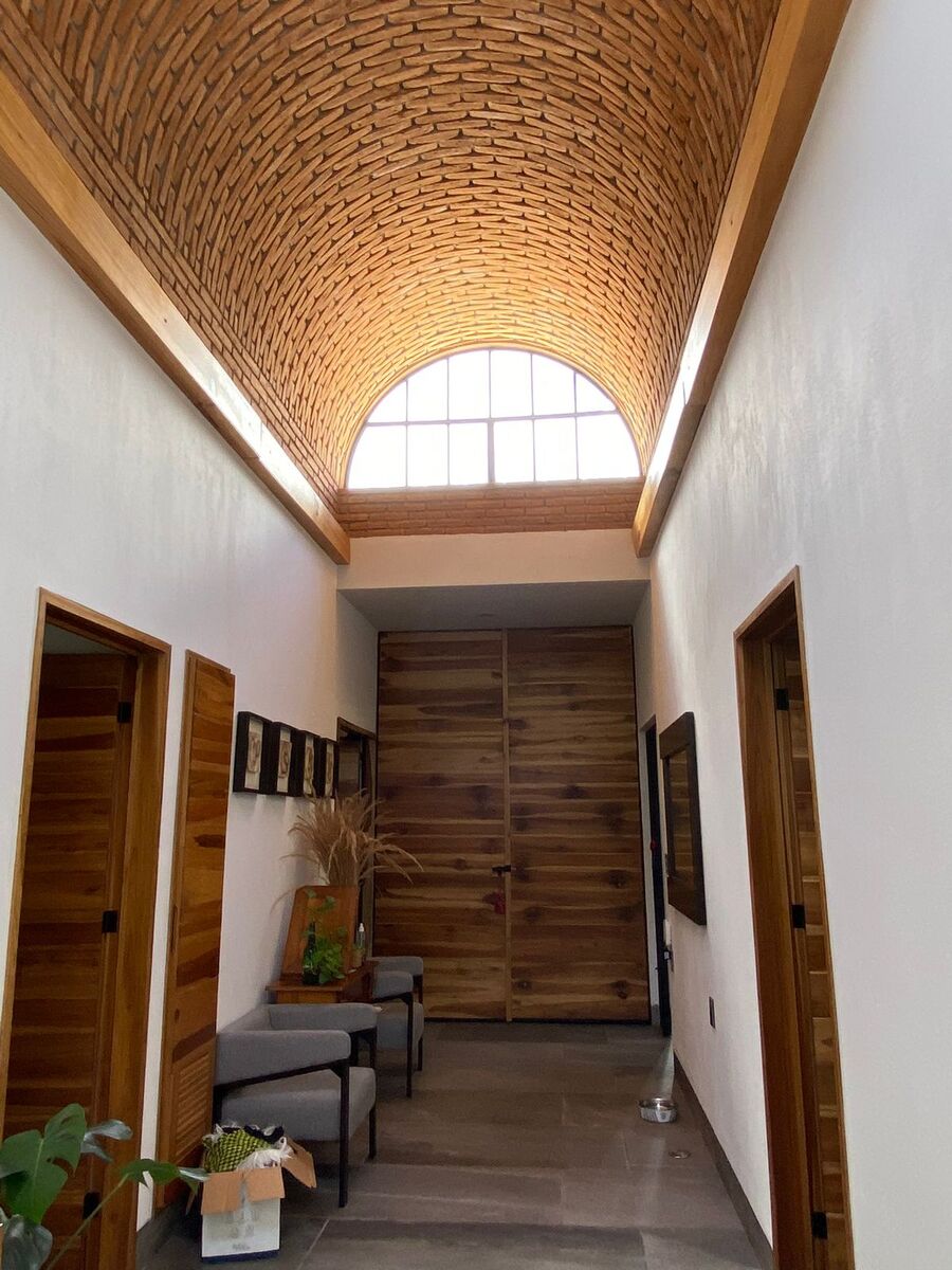 12 of 14: Pasillo entre recámara