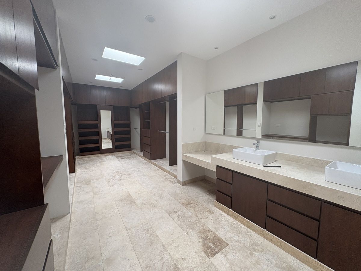 17 de 34: Baño y walking clóset