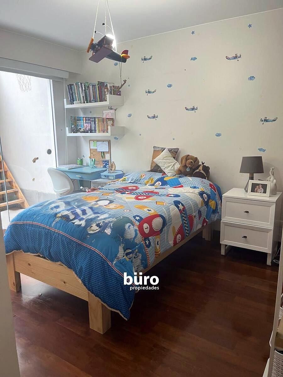 8 de 18: Dormitorio Secundario con Baño Incorporado y Salida a Jardín