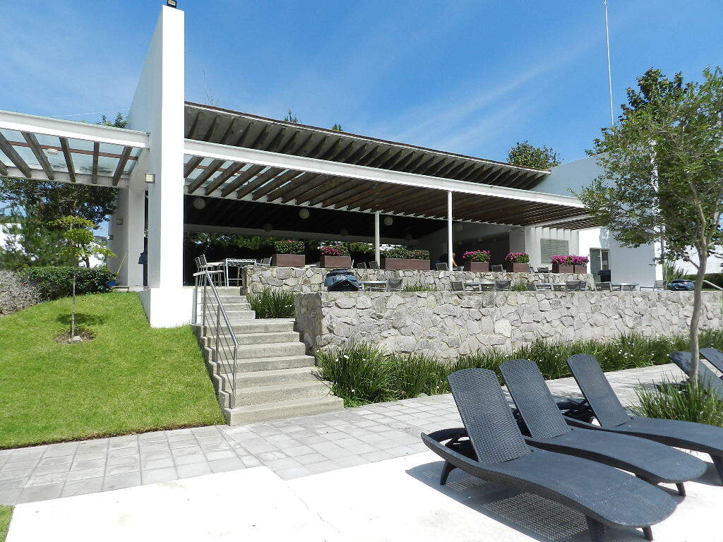 15 of 17: area comun