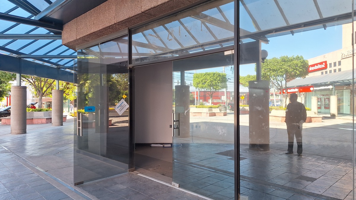 1 de 10: Renta local 250 m2, adaptado Av Zaragoza, Querétaro