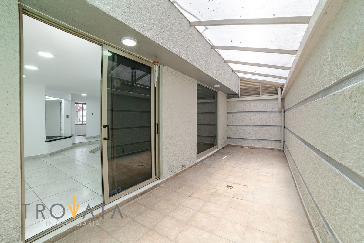 5 of 18: Patio trasero