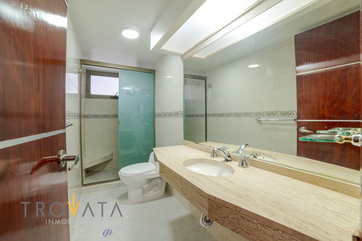 14 of 18: Amplio baño completo