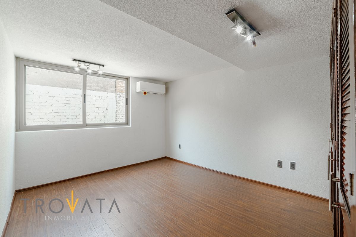 15 of 18: Cuarto de servicio