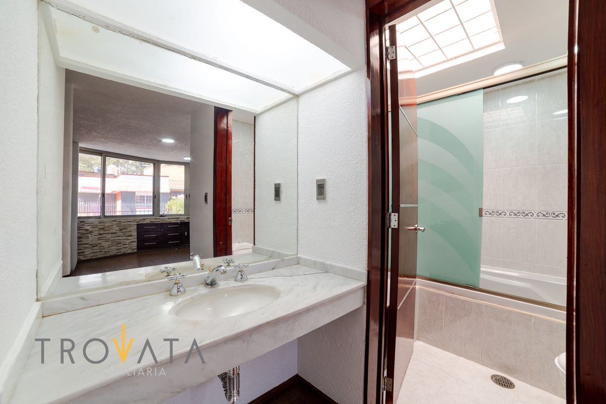 10 of 18: Baño recamara Principal