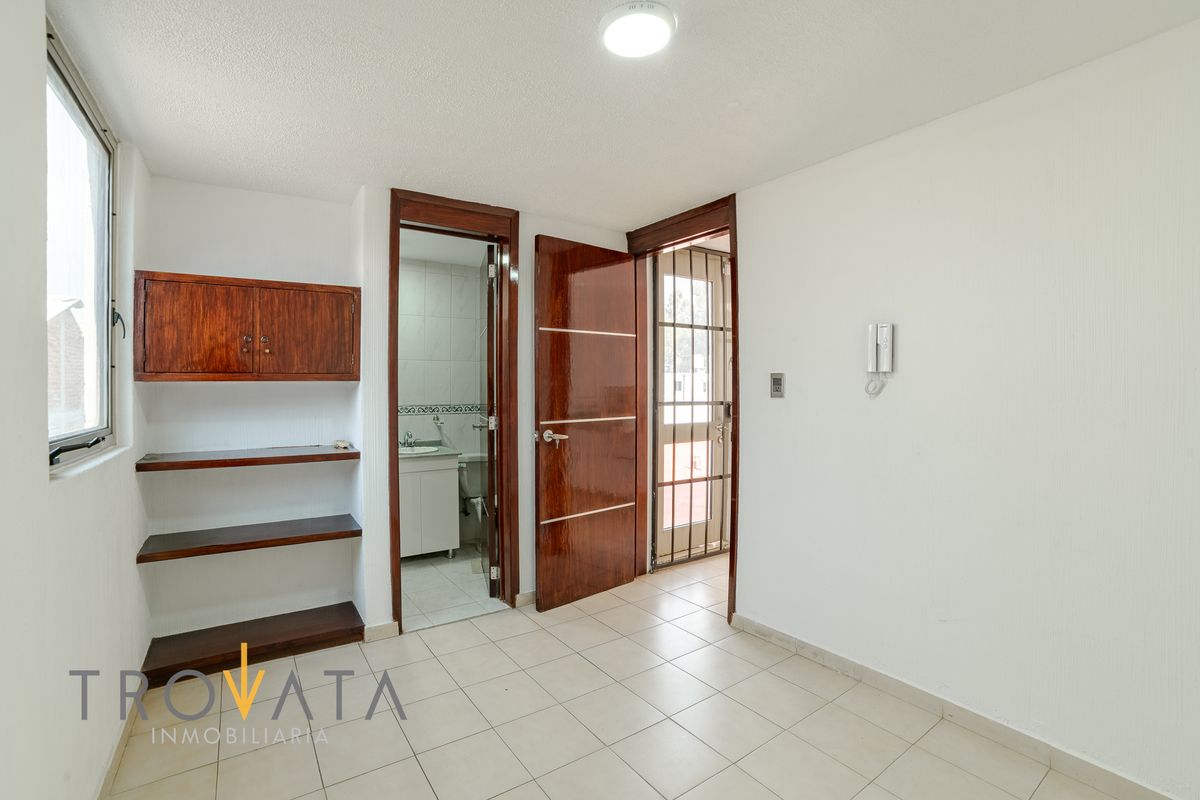 16 of 18: cuarto de servicio con baño completo.