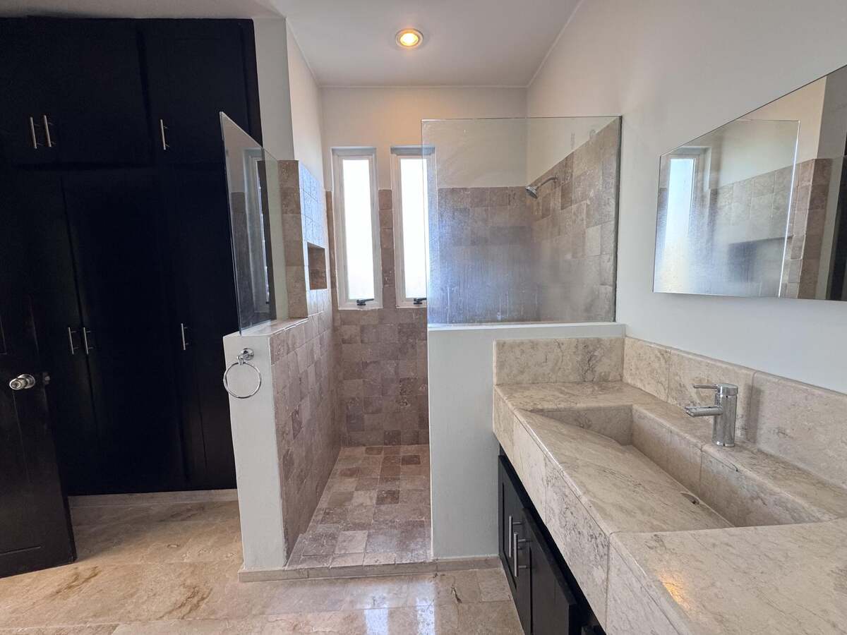 11 de 13: baño con closet en Habitación principal