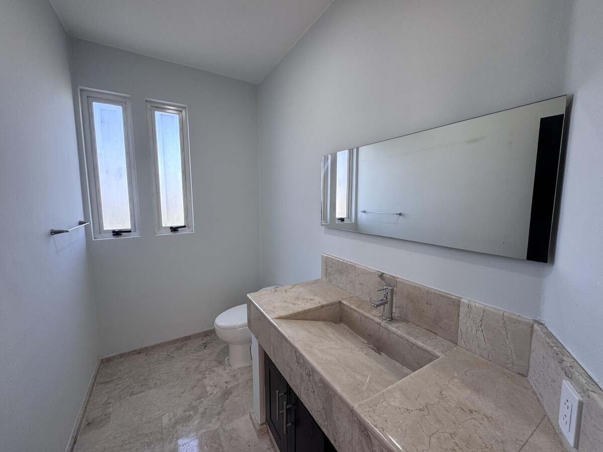 12 de 13: Medio baño en planta alta  (area social)