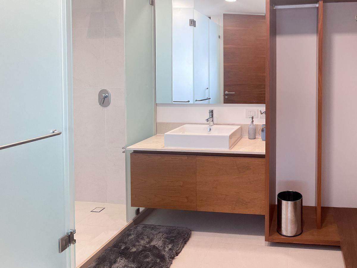 6 de 36: Baño de recámara principal con vestidor