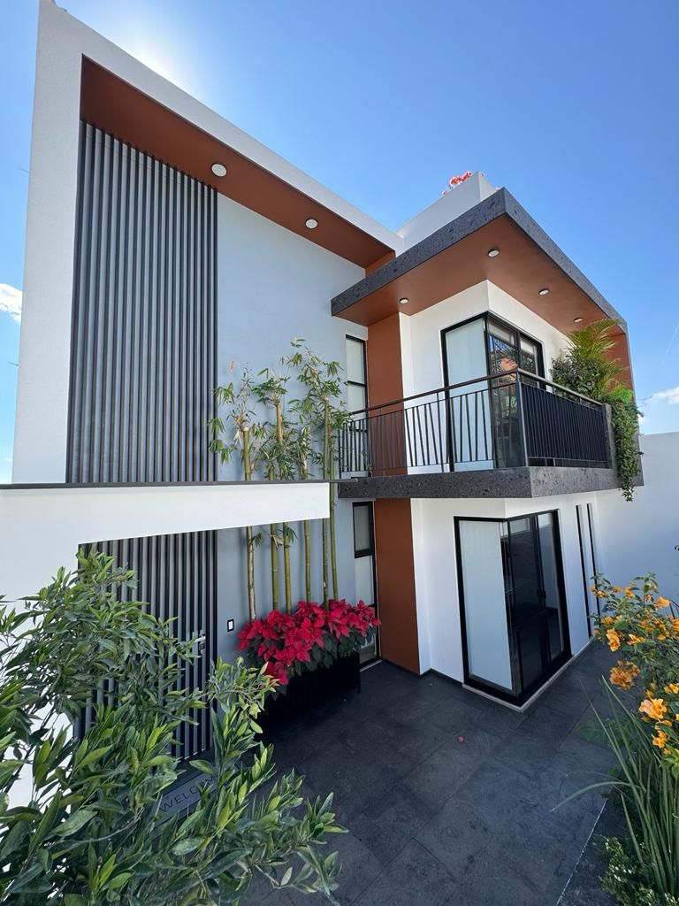 5 de 18: Rende de la casa con planta baja, primer nivel y roof.