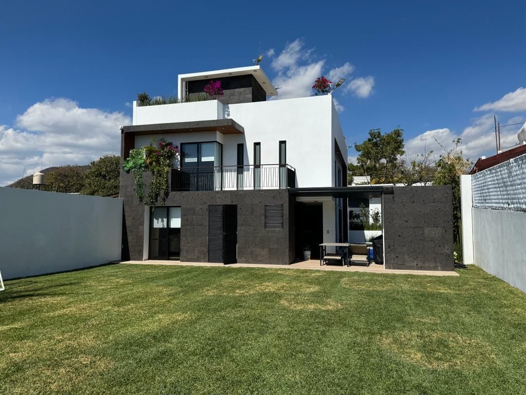 1 de 18: Casa y Jardín.