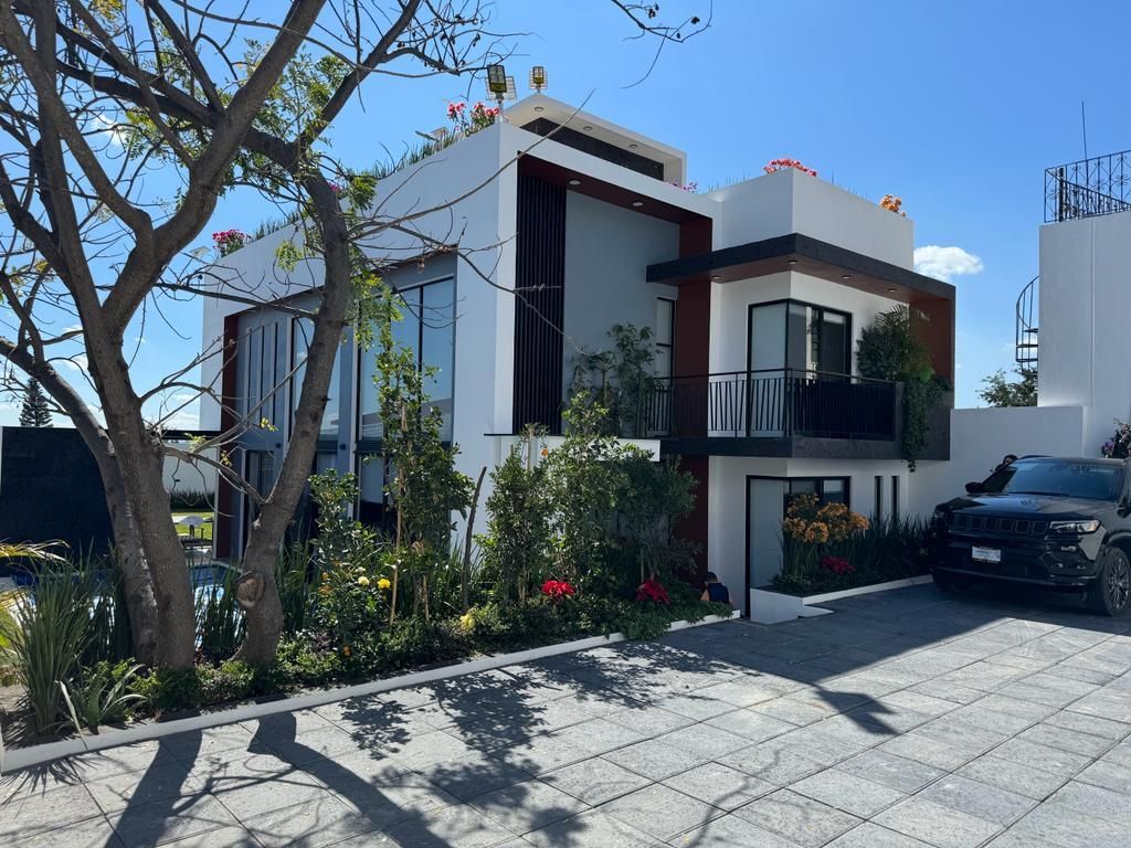 3 de 18: Lateral de la casa.