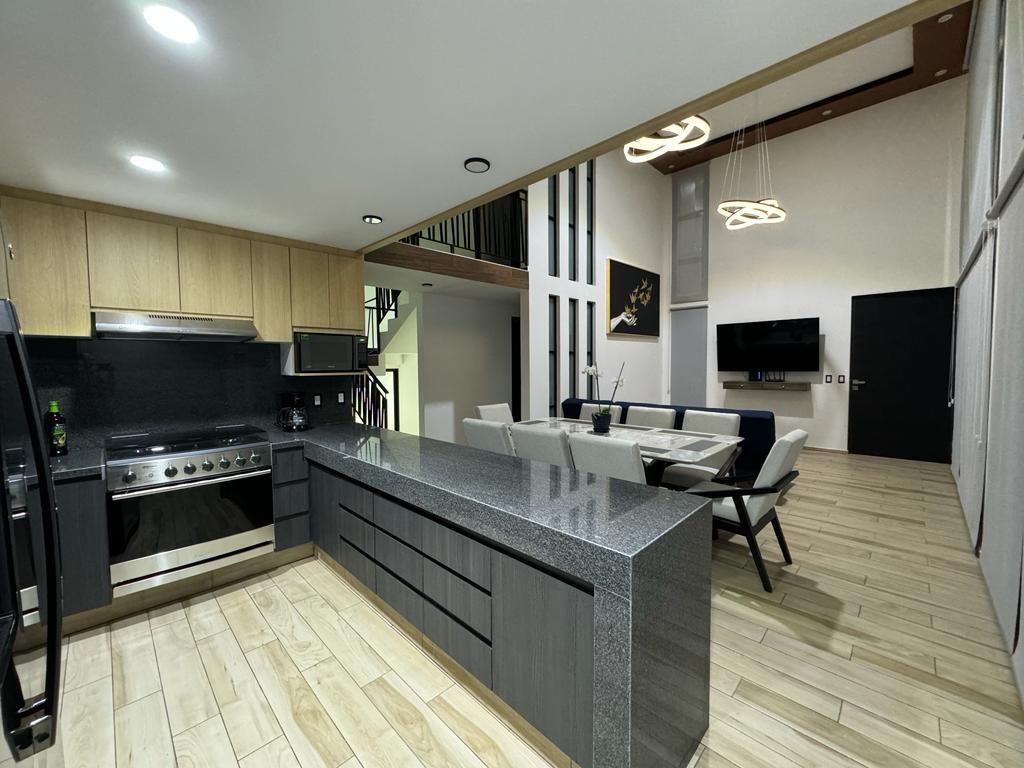 7 de 18: Cocina integral con barra de granito.