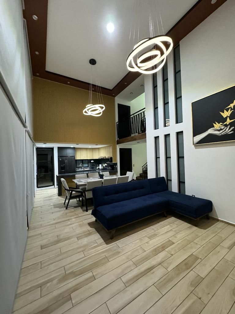 8 de 18: Sala y comedor con techo de doble altura.