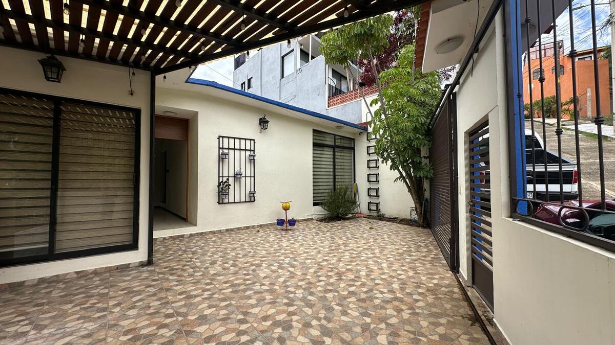 2 of 38: Entrada y área de cochera