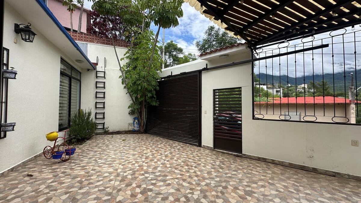 4 of 38: Puerta peatonal y portón de cochera