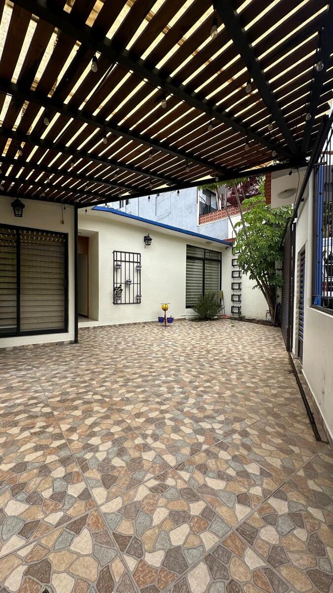 5 of 38: Área de terraza techada