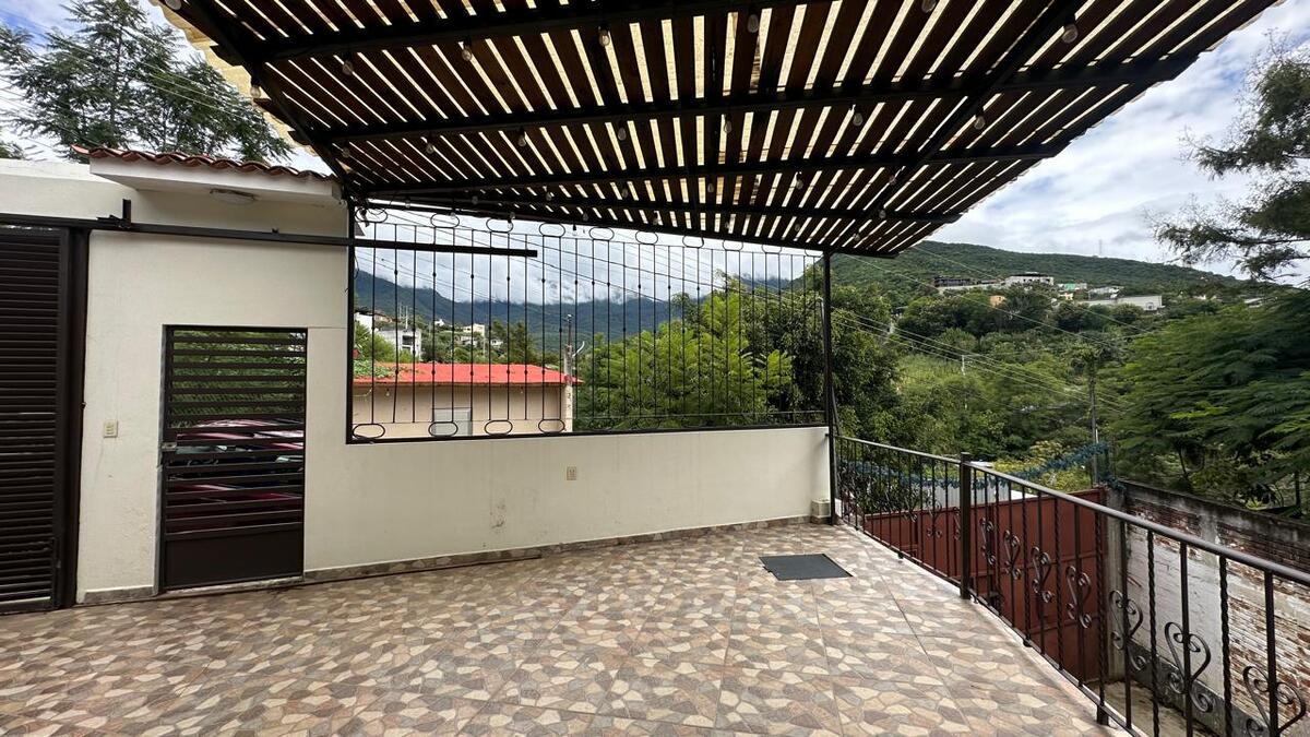 3 of 38: Terraza frente de la
Casa