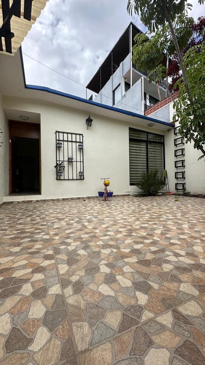 7 of 38: Puerta principal y área de cochera pasillo de
Entrada