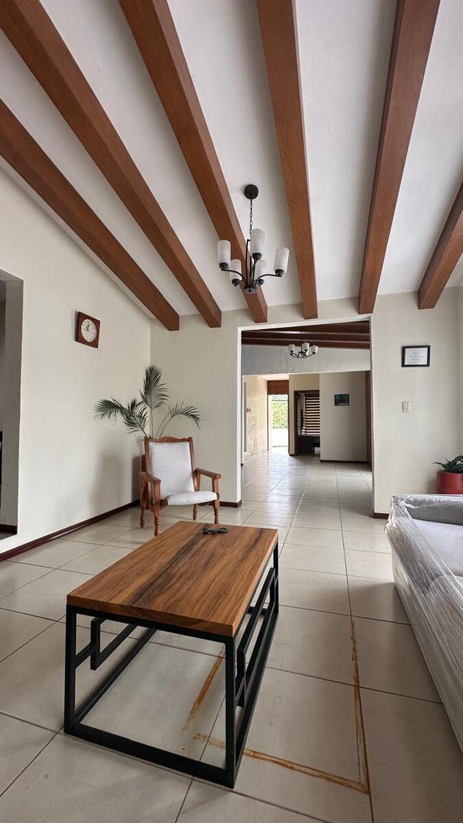 9 of 38: Sala de dos aguas