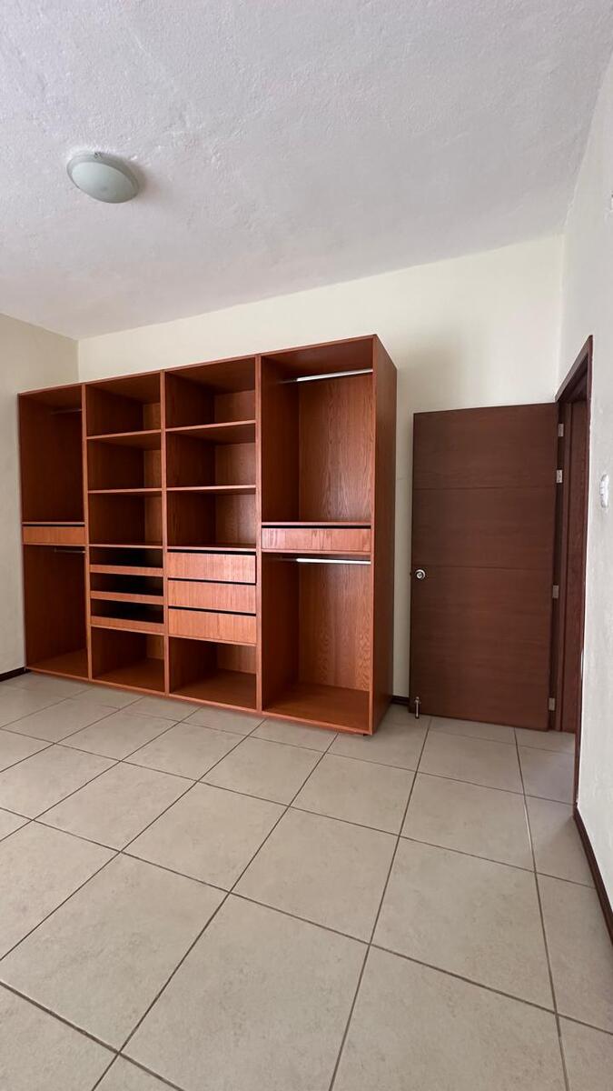 20 of 38: Clóset recámara 2