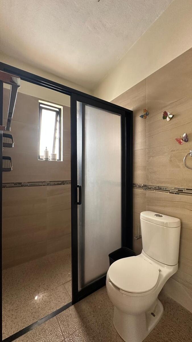 19 of 38: Baño completo recámara principal