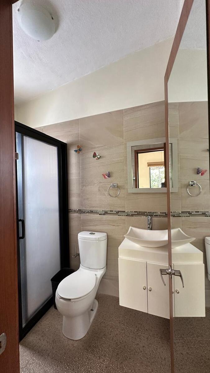 23 of 38: Baño de recamara principal