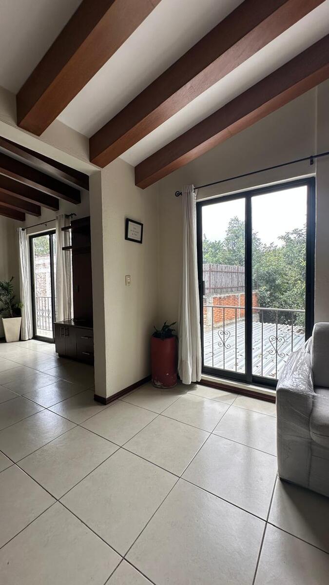 12 of 38: Vista y balcones de la sala