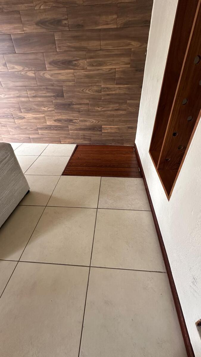 24 of 38: Entrada al sótano , cuarto de servicio desde la sala