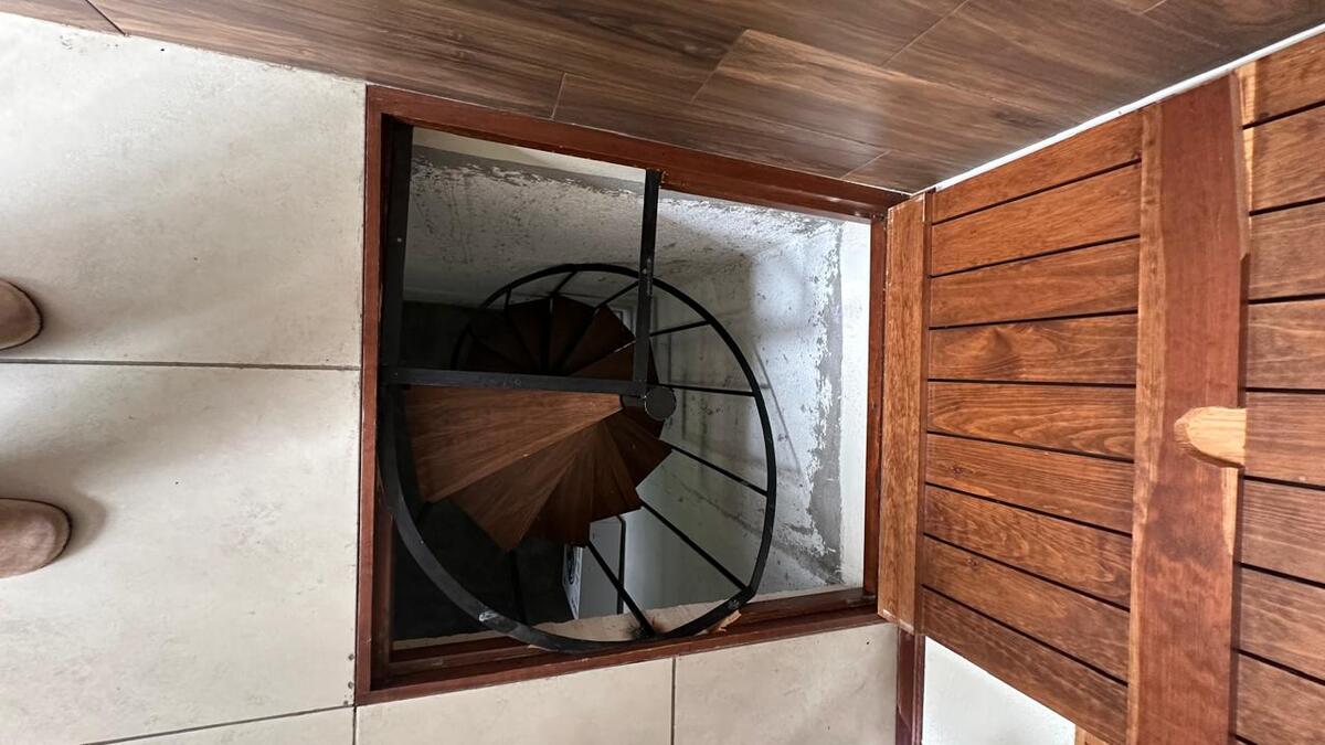 25 of 38: Escalera al sótano, cuarto de servicio/ bodega