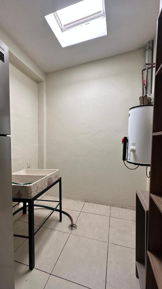 30 of 38: Área de lavado y servicio de boiler