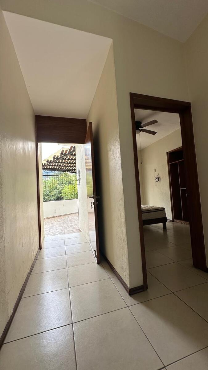 35 of 38: Pasillo y puerta de recámara principal