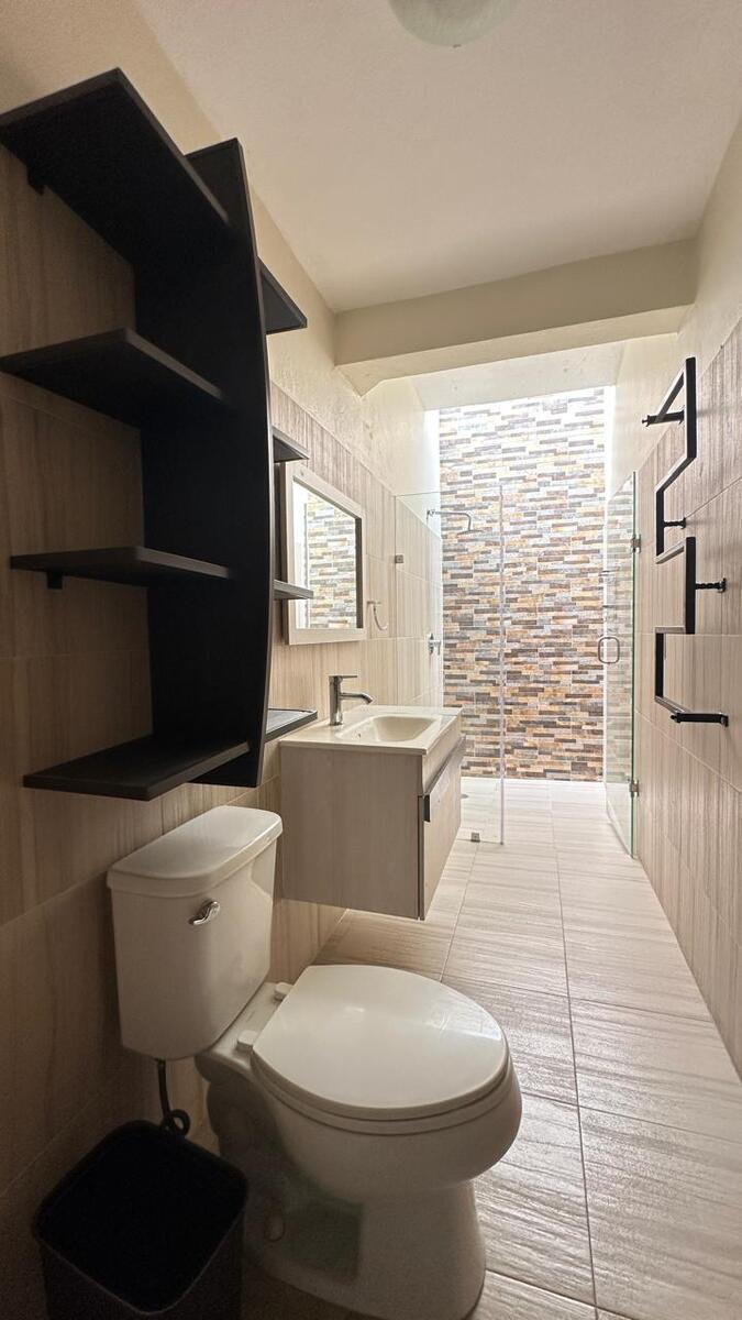 37 of 38: Baño completo compartido