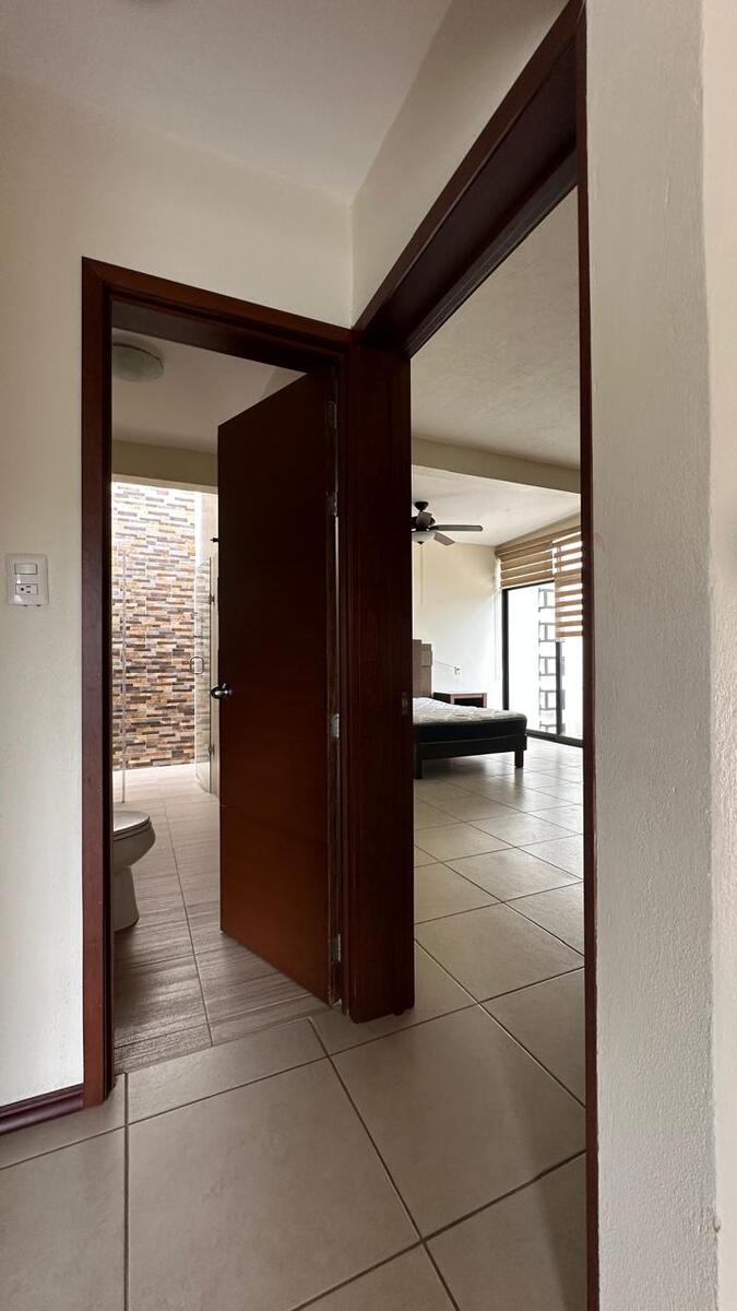 36 of 38: Puerta de entrada al baño completo y recámara 3