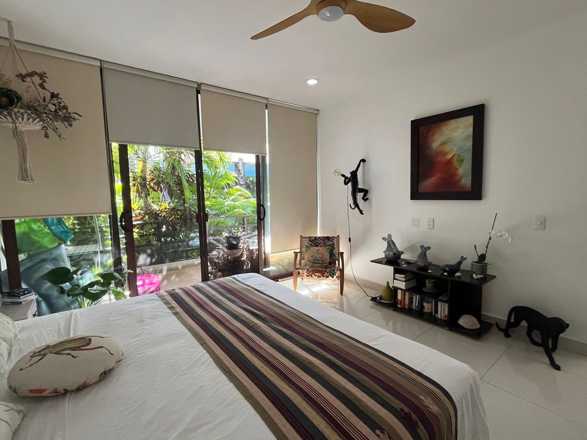 29 de 50: Master bedroom to terrace overlooking garden and pool