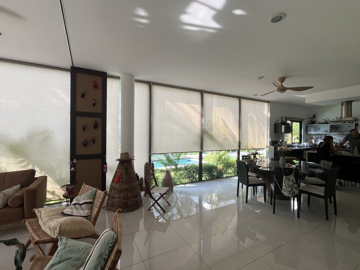 17 de 50: view from the living room to dinning area and kitchen