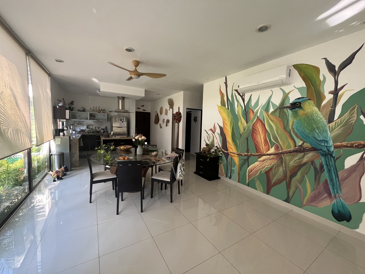 15 de 50: amazing decoration painted by local artist