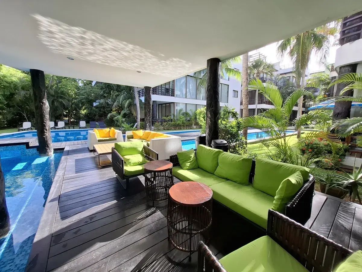 35 de 50: common area around the swimming pool