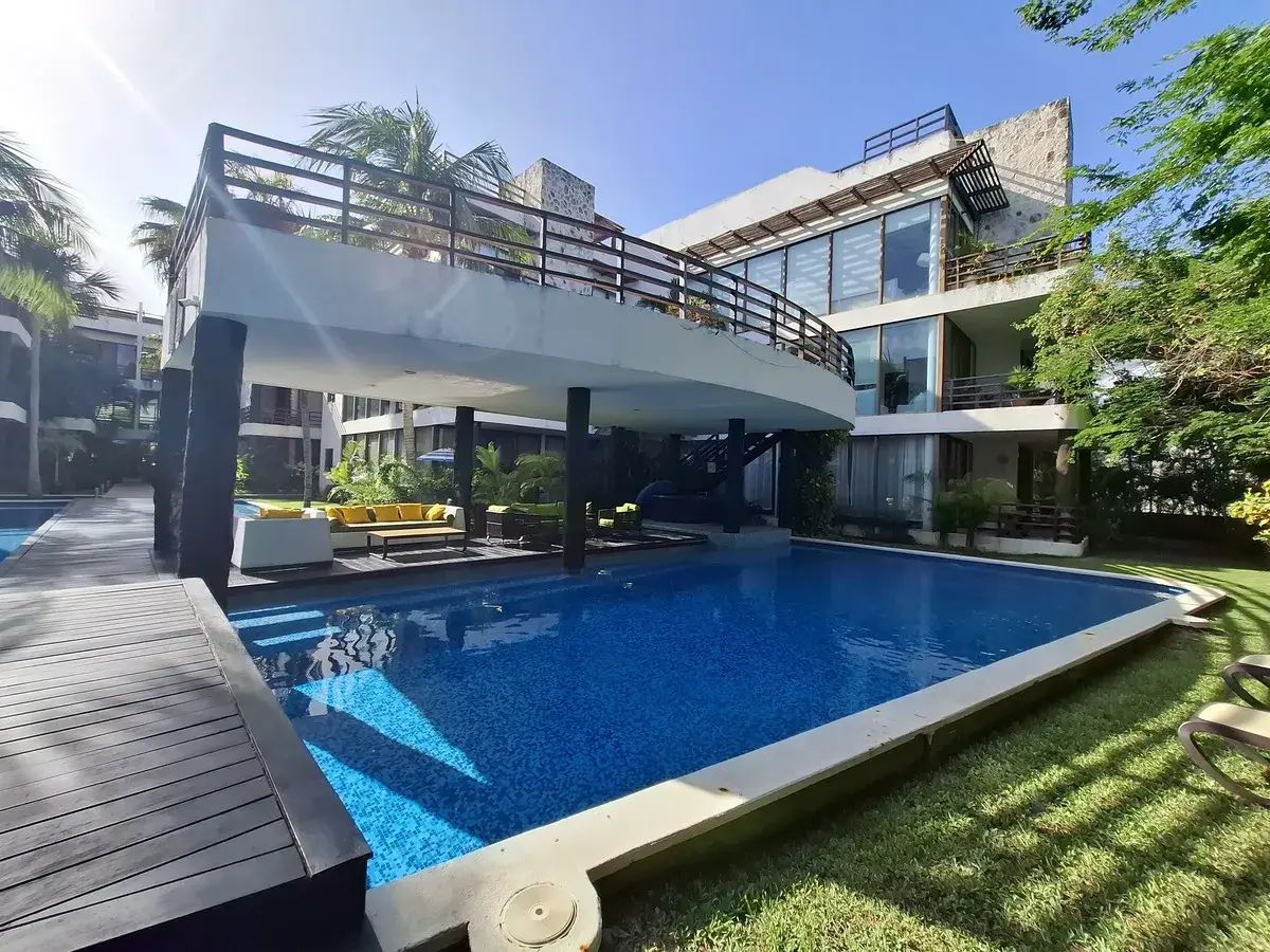 3 de 50: AKOYA VIE FROM THE POOL