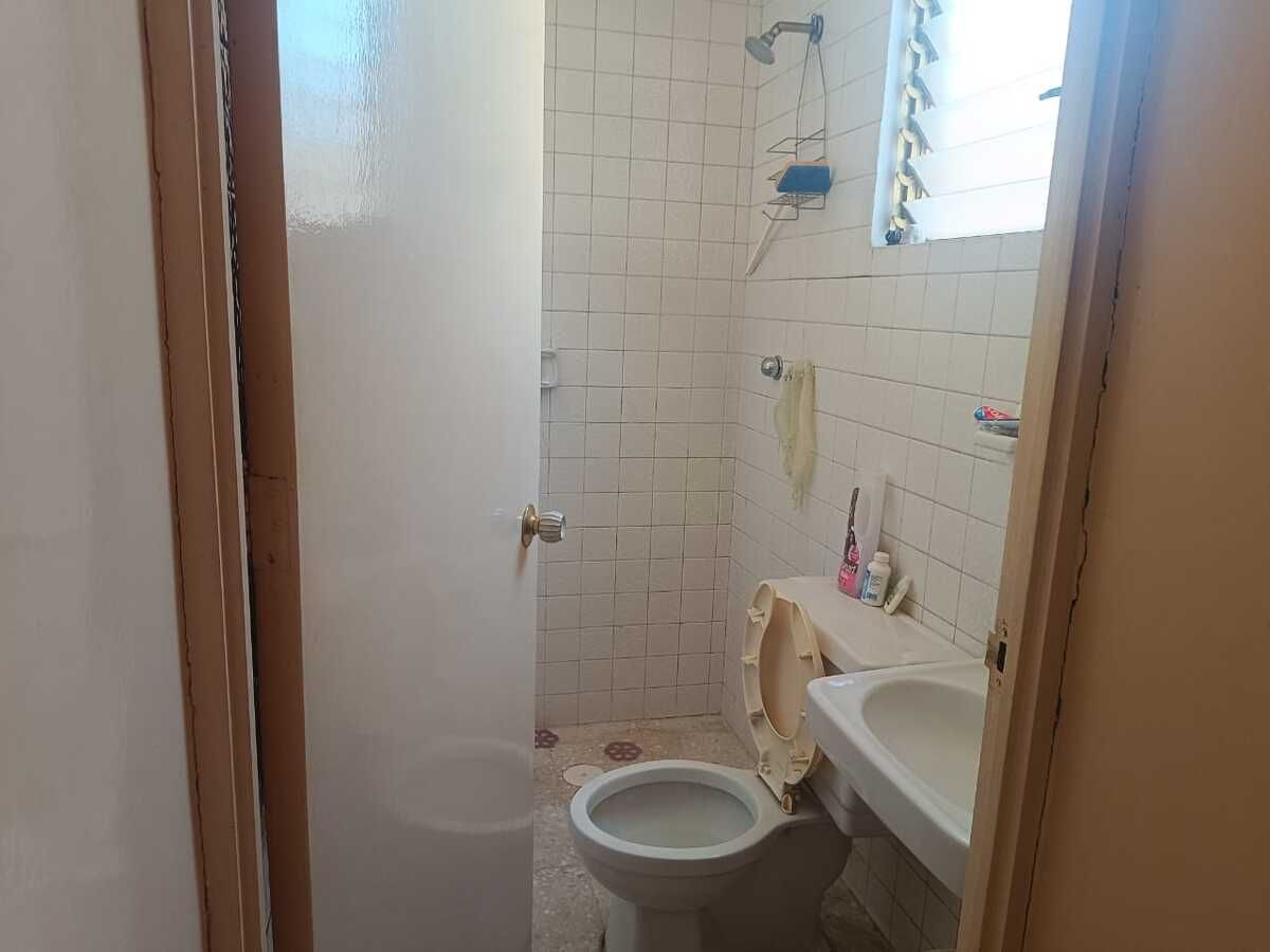 25 de 31: BAÑO DE SERVICIO